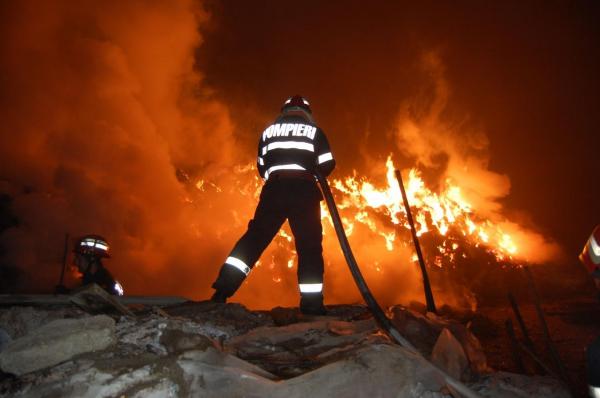 Harghita: Incendiu puternic la Gheorgheni la o locuință și mai multe anexe gospodărești