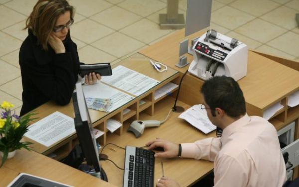 Protecția Consumatorilor: 100 de reclamații pe zi de la clienți împotriva băncilor. Ce îi nemulțumește pe români