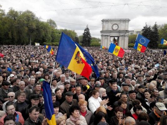 Chişinău: Răniţi şi arestări, în confruntări între manifestanţi şi poliţişti la procuratură