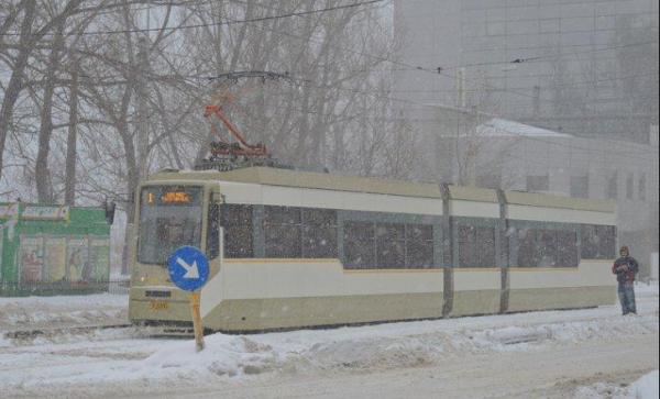 Tramvai deraiat în București din cauza gheţii depuse pe şine