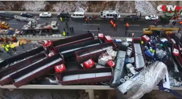 IMAGINI ŞOCANTE: 56 de maşini, implicate într-un ACCIDENT în lanţ produs pe o autostradă. 17 oameni au murit (FOTO, VIDEO)
