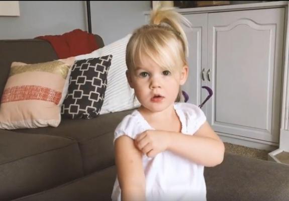 VIRAL. Reacţia incredibilă a unei fetiţe atunci când primeşte un cadou mai puţin obişnuit: o agrafă de birou (VIDEO)