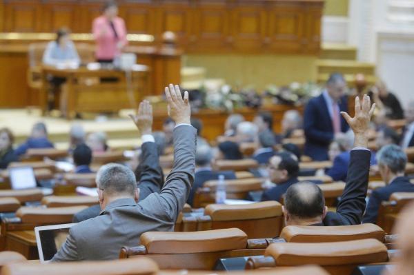 Noii parlamentari îşi preiau, începând de azi, mandatele. Cine sunt aleşii care vor ajunge în noul Legislativ. LISTA COMPLETĂ