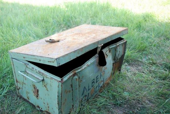 CRIMĂ misterioasă în Germania: Cadavrul găsit îndesat într-o cutie metalică pe fundul râului Elba ar putea fi al unui român. Poliţia Română, alertată