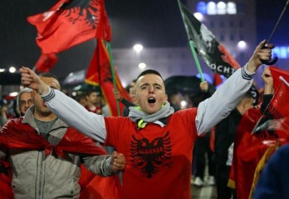 EURO 2016: VICTORIA istorică a Albaniei, sărbătorită toată noaptea pe străzile capitalei Tirana (GALERIE FOTO)