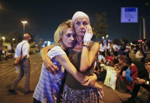 Declaraţii ŞOCANTE din interiorul atentatului terorist de la Istanbul. “Teroriştii voiau să ne omoare pe toţi”, “Unei fete i se vedeau toate tendoanele”