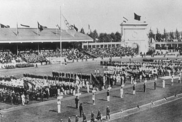 ISTORIA JO: După anularea JO din 1916, din cauza Primului Război Mondial, ediţia a VII-a a Olimpiadei are loc în Belgia. Pierre de Coubertin crează drapelul olimpic