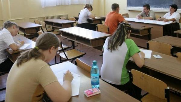 BAC 2016 de toamnă: Elevii susţin miercuri proba la matematică sau istorie
