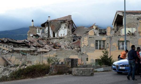 Premierul Dacian Cioloş a plecat în Italia, pentru a se întâlni cu românii afectaţi de cutremur