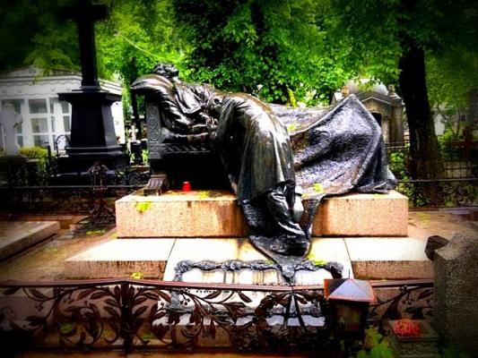 Cimitirul Bellu, învăluit în MISTER: Povestea “Doamnei cu ochi de smarald” şi amorezii care s-au sinucis după ce au aflat că sunt…fraţi