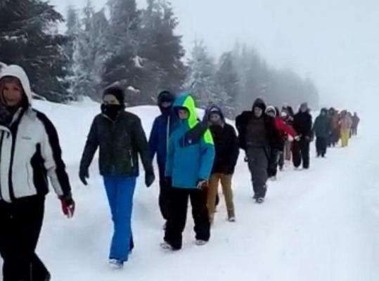 42 de copii blocați în viscol și zăpadă au fost salvați în apropierea stațiunii Semenic. I-au recuperat salvamontiștii și jandarmii (VIDEO, FOTO)
