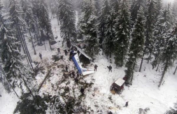 Parastas la peste 1400 metri altitudine pentru victimele accidentului aviatic din Munţii Apuseni, la ceremonie participă şi fosta soţie a pilotului Adrian Iovan