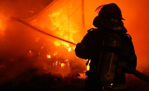 Incendiu PUTERNIC în judeţul Sibiu! 16 persoane au fost EVACUATE de urgenţă