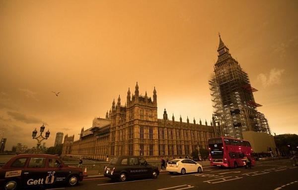 Fenomene meteo STRANII provocate de uraganul Ophelia în Marea Britanie FOTO, VIDEO