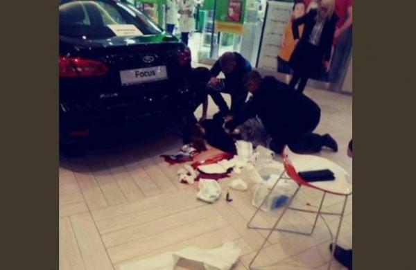 ATAC ARMAT într-un mare mall! UN MORT şi opt răniţi, după ce un bărbat a băgat cuţitul al întâmplare în mai mulţi oameni