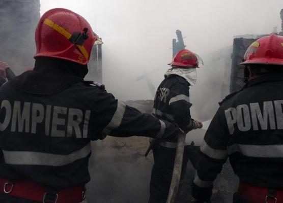 Incendiu puternic la o pensiune, lângă Timişoara! Şapte persoane au fost evacuate de urgenţă