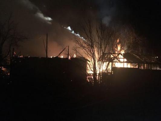 Incendiu devastator la Brebu. O casă s-a făcut scrum, pompierii s-au luptat mai bine de 5 ore cu flăcările (video)