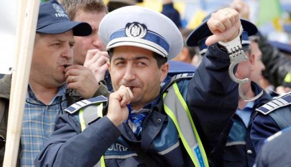Proteste masive ale poliţiştilor. Oamenii legii se adună în Piaţa Revoluţiei pentru salarii mai mari şi modificarea Statutului poliţistului