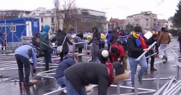 Scene incredibile în Piaţa Victoriei! Protestatarii #Rezist demontează schelele Târgului de Crăciun (Video)