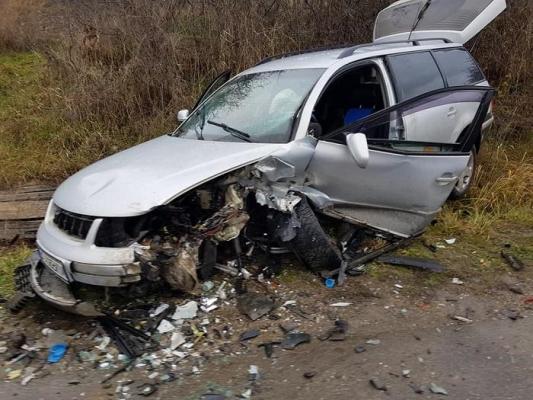 Accident la Bibireşti, în Bacău. Un şofer începător, de 19 ani, a depăşit în curbă şi a intrat direct într-o maşină care venea din sens opus