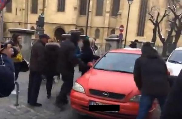 Un autoturism a forţat trecerea prin mulţimea de oameni venită la protestul din faţa sediului PSD Sibiu (video)