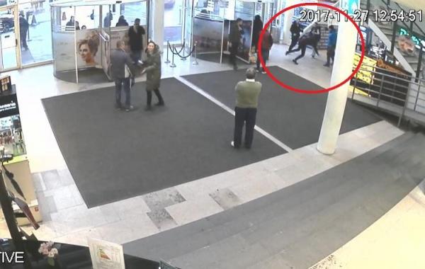 Fiii lui Cosmos Tănase, prinţul ţiganilor din Iaşi, au snopit în bătaie un tânăr într-un mall. Imagini şocante surprinse de camerele de supraveghere (Video)