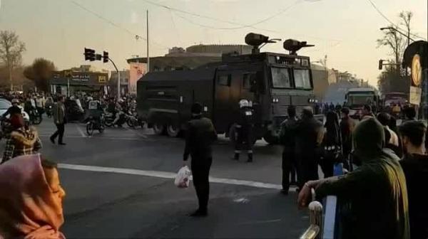 A treia zi de proteste masive antiguvernamentale în Iran. Incidente sângeroase, soldate cu cel puţin 2 morţi