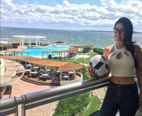 VIDEO E sexy, frumoasă şi extrem de talentată. Raquel Freestyle face furori cu mingea de fotbal, pe plajele din America de Sud