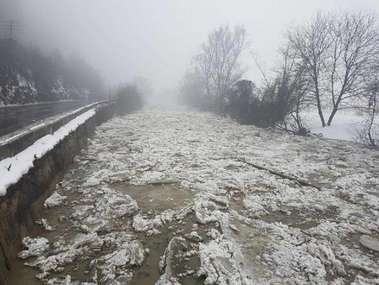 Zeci de case INUNDATE şi un drum BLOCAT în Bistriţa-Năsăud, după ce un râu s-a revărsat (FOTO)