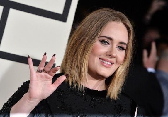 NU O SĂ-ŢI VINĂ SĂ CREZI! În concerte, Adele se FURIŞEAZĂ pe scenă chiar pe SUB NASUL fanilor! FOTO şi VIDEO