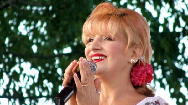 VEDETELE folclorului românesc au venit să-şi ia rămas bun de la Ileana Ciuculete: "A fost una dintre cele mai bune soliste din ţară" (VIDEO)