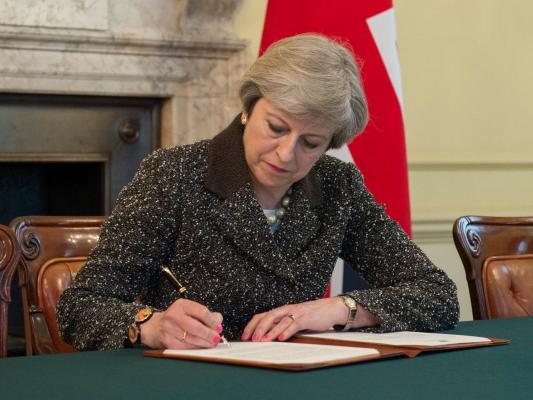 A început BREXITUL! Premierul Marii Britanii a semnat scrisoarea care declanșează ruperea de UE
