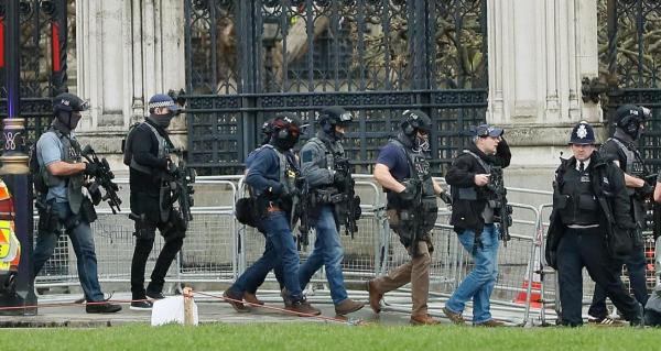 TEROARE în Anglia! Un suspect este trântit la pământ de poliţişti înarmaţi până în dinţi, în Birmingham, la o săptămână după atacul de la Londra. IMAGINI ŞOCANTE