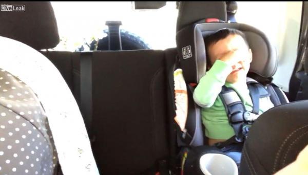 VIDEO VIRAL Reacţia incredibilă a unui tată atunci când ambii copii PLÂNG ÎN HOHOTE pe bancheta din spate a maşinii. Imaginile fac înconjurul internetului
