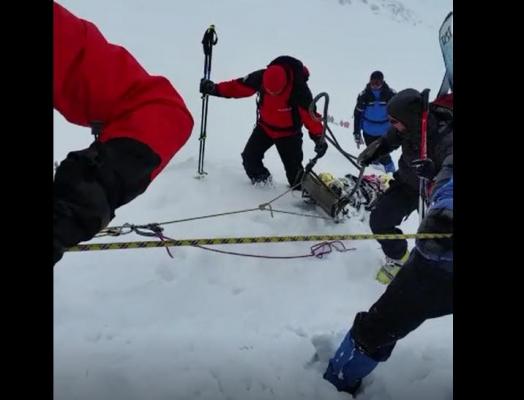 Trupurile victimelor AVALANŞEI DIN RETEZAT au fost coborâte de pe munte. Cum a decurs acţiunea de recuperare (VIDEO)
