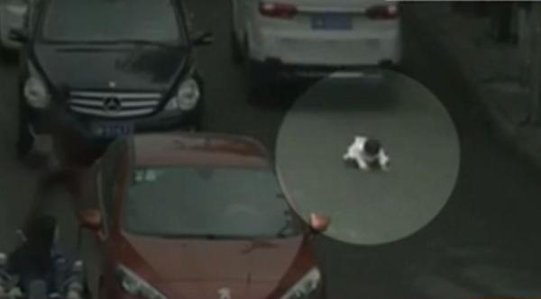 IMAGINI VIRALE! O fetiţă de doi ani A SUPRAVIEŢUIT miraculos, deşi a fost călcată de două SUV-uri (VIDEO)
