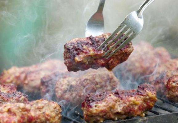 Vânzările de carne cresc în minivacanţa de 1 mai. Circa 1.500 de tone de mititei ajung pe grătarele românilor