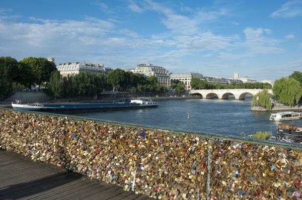 "Lacătele iubirii” de pe podurile din Paris, scoase la licitaţie. Capitala îndrăgostiţilor strânge bani pentru refugiaţi