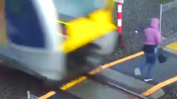 IMAGINI interzise cardiacilor! O femeie este la un pas de a fi SPULBERATĂ de tren, din cauza neatenţiei (VIDEO)