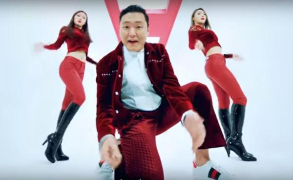 La doi ani după megahitul "Gangnam Style", cântărețul sud-coreean Psy și-a prezentat noul album și două single-uri (VIDEO)