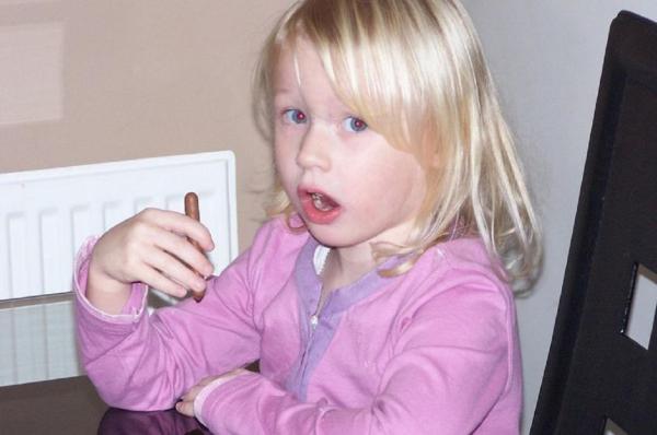 Tragedie cumplită: O fetiţă de patru ani a murit, după ce s-a spânzurat, din greşeală, cu o bentiţă