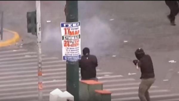 Noi VIOLENŢE la Atena! Zeci de tineri au atacat forţele de ordine, care au răspuns cu gaze lacrimogene (VIDEO)