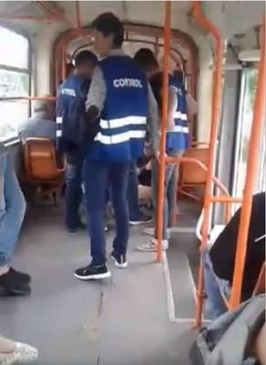 SCANDAL MONSTRU în tramvaiul 11, în Bucureşti: Controlorii RATB au agresat un tânăr, iar lumea a sărit în ajutorul lui. IMAGINILE au devenit virale (VIDEO)