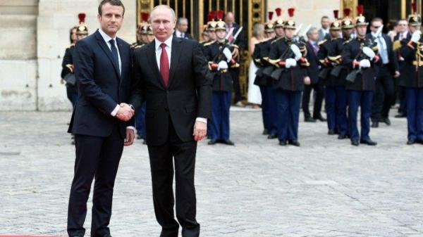 Emmanuel Macron l-a primit la Versailles pe Vladimir Putin