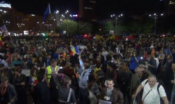 PROTEST în Piaţa Victoriei: Peste 1000 de oameni au ieşit în stradă, după ce Comisia juridică a Senatului a aprobat GRAŢIEREA faptelor de CORUPŢIE