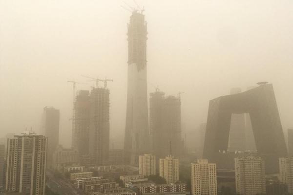 Imagini de groază! Poluarea a atins cote alarmante la Beijing, după o furtună. Nisipul a acoperit capitala Chinei (VIDEO)
