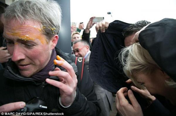 Marine Le Pen, atacată cu ouă la un eveniment din campania sa (FOTO&VIDEO)