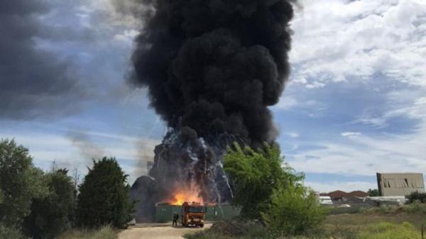 Ultima oră! Român rănit într-un incendiu la o fabrică de produse chimice din Spania (VIDEO)