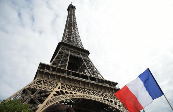 Mesaj surpriză la Paris, înainte de prezidenţiale. O pancartă uriaşă a apărut pe Turnul Eiffel (VIDEO)