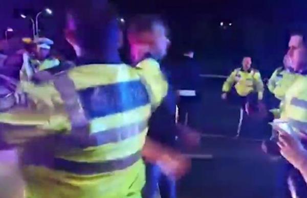 Au apărut imaginile CLARE în care se vede cum poliţistul îl face KO pe Cristian Boureanu. Procurorii au deschis dosar pentru purtare abuzivă (VIDEO)